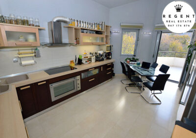 hercegnovi_sale_agencija_topla_opremljen_stan_trosobni_lux_prodaja_regent-realestate_nekretnine_opremljena_kuhinja