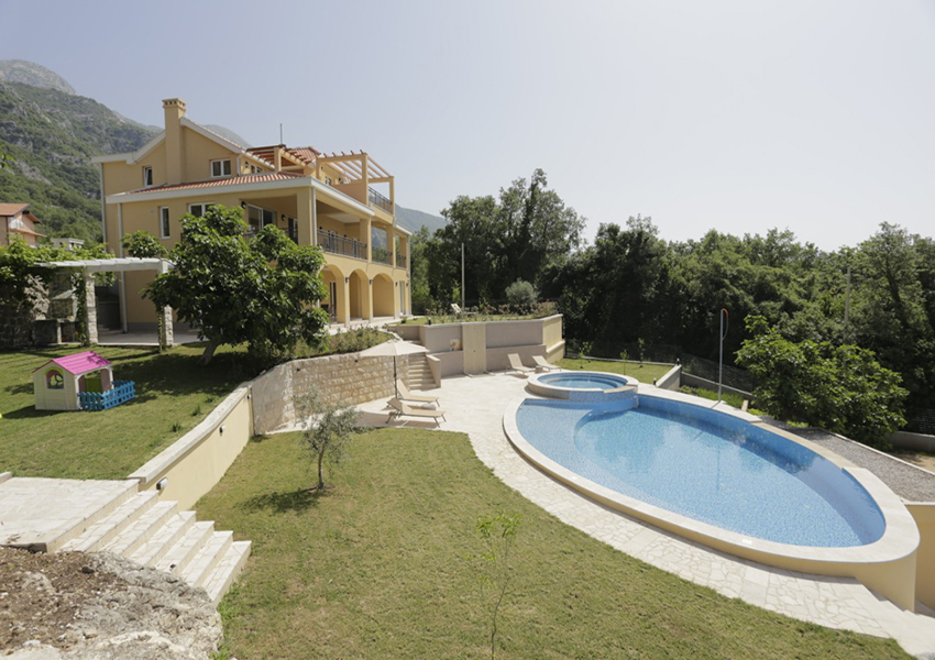 kuca_stan_trosoban_Herceg_Novi_Regent_Nekretine_Rent_bazen_dvoriste