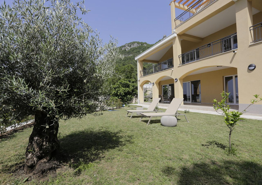 kuca_stan_trosoban_Herceg_Novi_Regent_Nekretine_Rentdvoriste_terasa_pogled na more